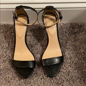 Black sandal heels in black